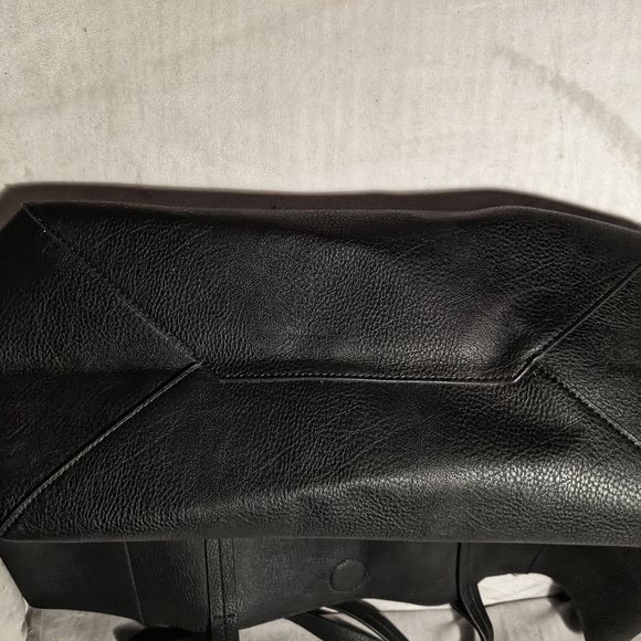 Chic Black Leather Tote Bag - Picture 4 of 4